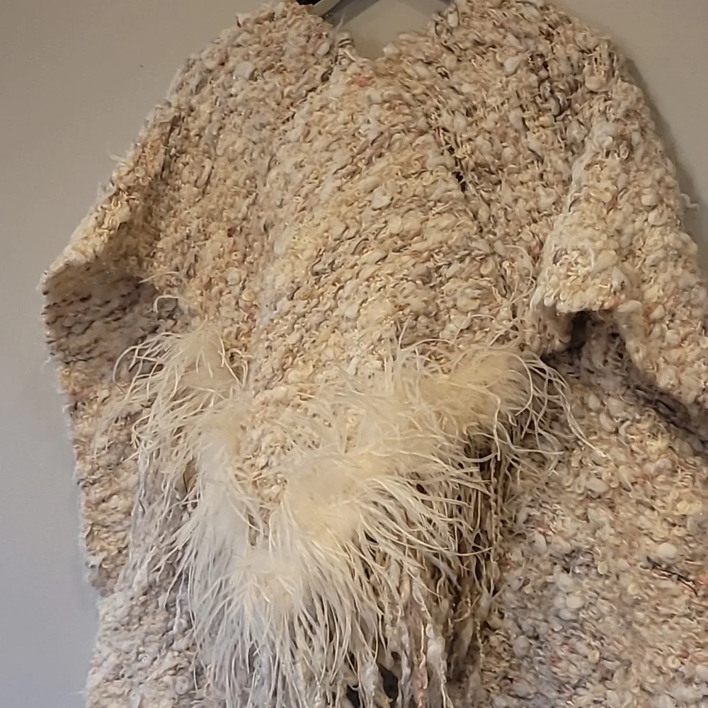 Thick fuzzy shawl with feather - Picture 8 of 11